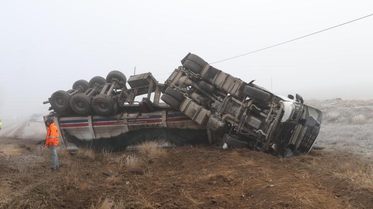 Eskişehir’de kamyon ve kamyonet şarampole devrildi; 1 yaralı