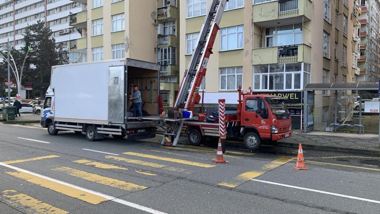 Rizede fırtına sonrası mühürlenen 8 katlı binada oturan aileler taşınıyor