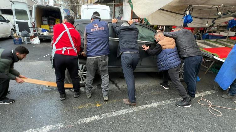 İstanbul- Avcılarda pazar yerinde unutulan cipi hep birlikte çektiler