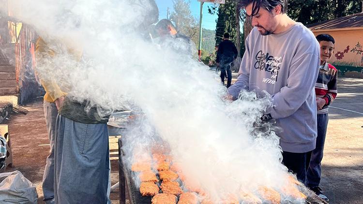 Çobandan anlamlı hareket: Yerli malı haftasında öğrencilere sucuk ekmek ikram etti