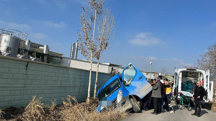 Cep telefonuna bakarken sulama kanalına devrilen minibüsünde yaralandı