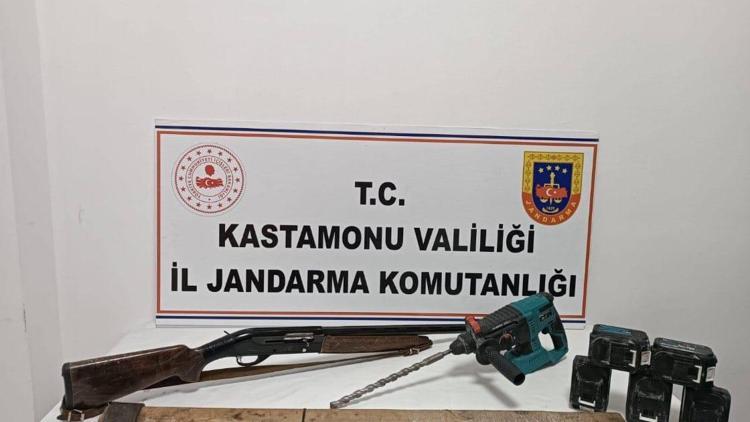 Kastamonuda kaçak kazı yapan 2 kişi suçüstü yakalandı