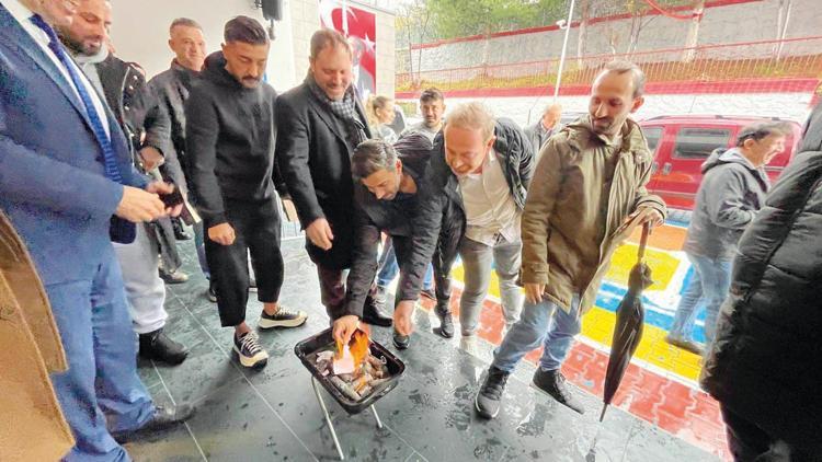 Okuldaki veli toplantısının ardından sürpriz parti: Mangalda pişmanlık