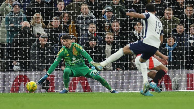 7 gollü maçta Tottenham, Manchester Unitedı devirdi Altay Bayındır kornerden gol yedi