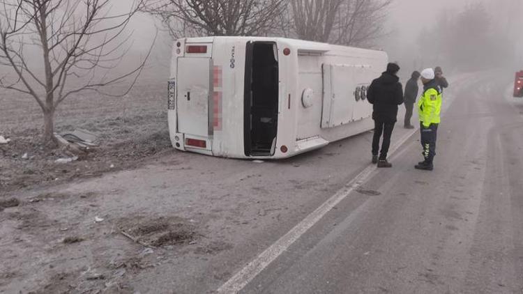 Boluda işçileri taşıyan minibüs, sis ve buzla kaplı yolda kayarak devrildi: 9 yaralı