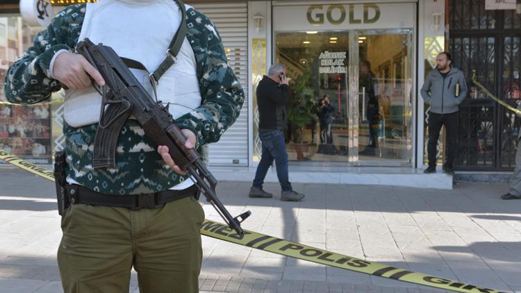 Adanada kuyumcu dükkanında silahlı soygun; 4 şüpheli kaçtı