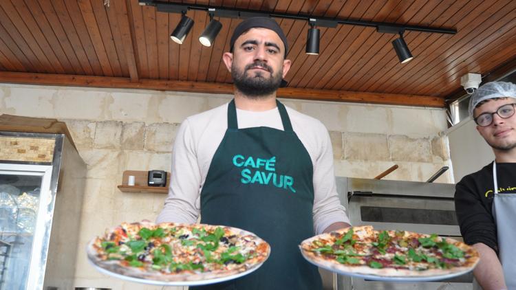 Mardin’de kafeye dönüştürülen tarihi hükümet konağında ziyaretçilerin tercihi, Finlandiya usulü Savur pizzası