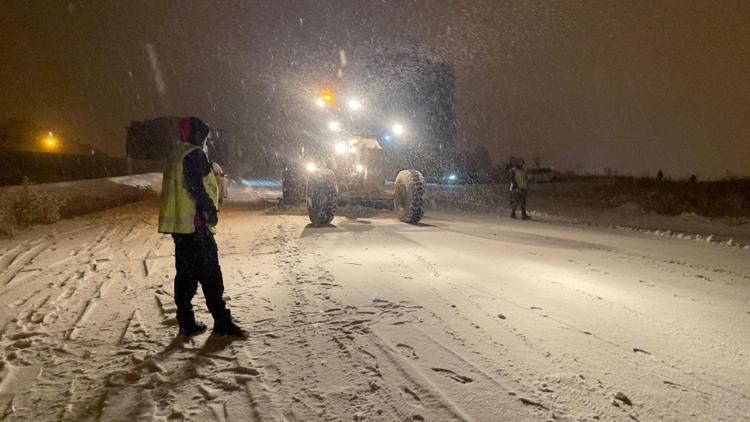 Yüksekovada kar; araçlar yoldan çıktı