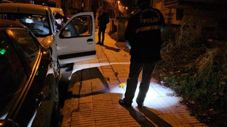 Çorumda park halindeki iki araca pompalı tüfekle ateş açıp, kaçtılar