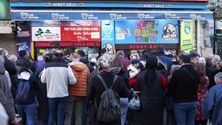 Dağıtım garantili 600 milyon liralık rekor ikramiye için Eminönü’nde yoğunluk