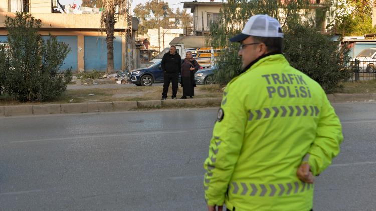 Üst geçidi kullanmayıp, yolun karşısına geçmeye çalışan 23 yayaya para cezası