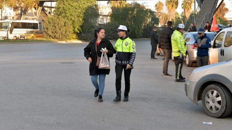 Adanada üst geçidi kullanmayıp yolun karşısına geçmeye çalışan yayalara para cezası