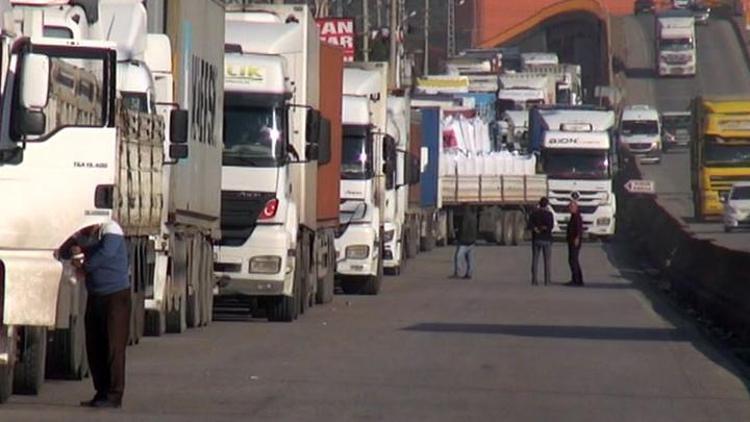 Hatay İskenderunda uzun TIR kuyruğu oluştu