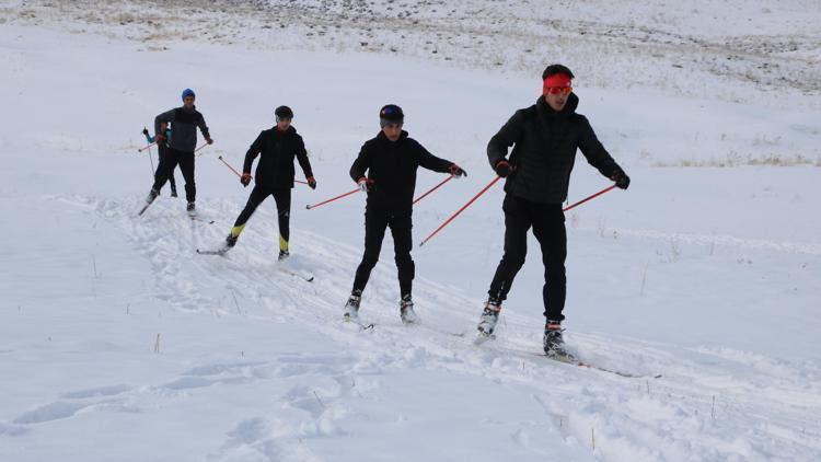 Yüksekova’ya kar yağdı, kayakçılar yarışlar için çalışmalara başladı