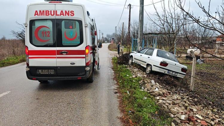 İnegölde elektrik direğine çarpan otomobildeki 2 kişi yaralandı