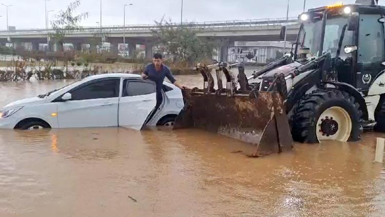 Antalyada sağanak; göle dönen yollarda mahsur kaldılar