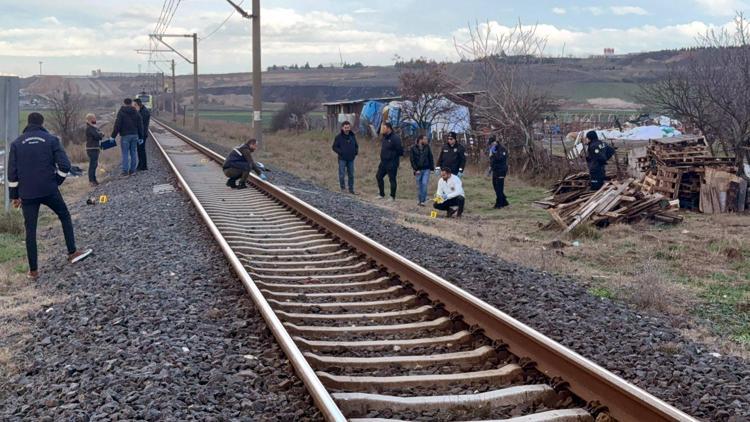 Rayların üzerinden geçmek isterken trenin çarpmasıyla öldü