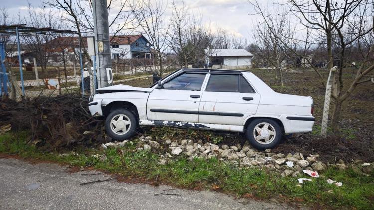 Otomobil, elektrik direğine çarptı; 2 yaralı