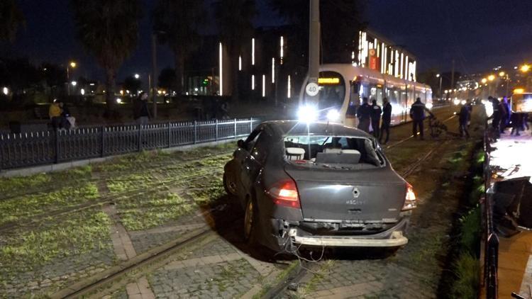 Samsunda kaza yapan araçlardan biri yine tramvay yoluna girdi; 1 yaralı