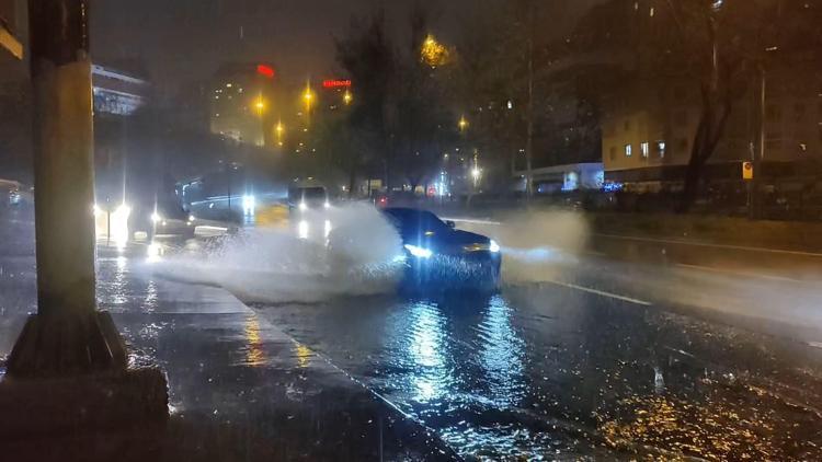 İstanbul-İstanbul’da sağanak yağış etkili oldu; iş yerlerini su bastı