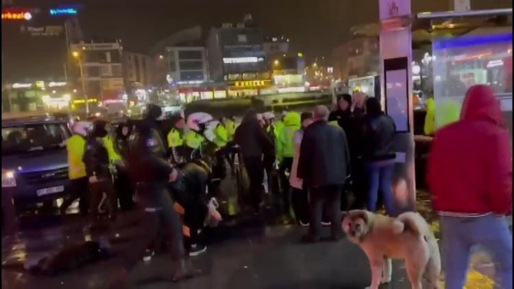 İstanbul-Çekmeköyde polis otosuna çarpan sürücünün yakınları polise saldırdı; 4 polis yaralandı