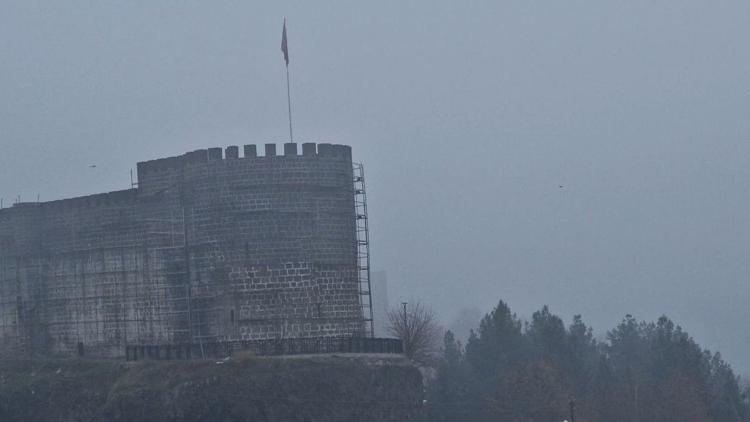 Diyarbakırı etkisi altına alan sis 5’inci gününde; İstanbul ve İzmir uçak seferleri iptal edildi