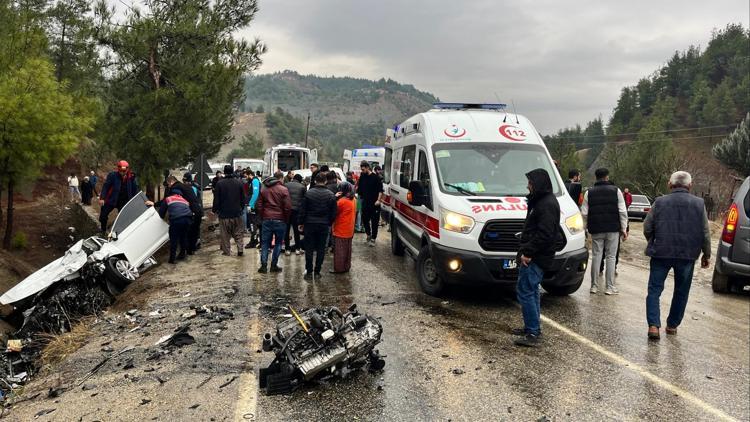 Otomobil ile hafif ticari araç çarpıştı; 3’ü ağır, 10 yaralı