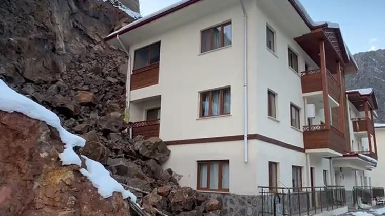 Artvinde heyelan paniği Taşlar eve doldu: Deprem oluyor sandık