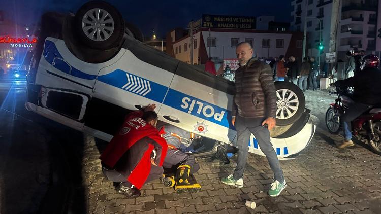 Mersin’de otomobille çarpışan polis aracı ters döndü: 1 yaralı