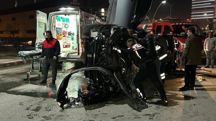 Uşakta otomobilde sıkışan sürücü itfaiye ekiplerince kurtarıldı