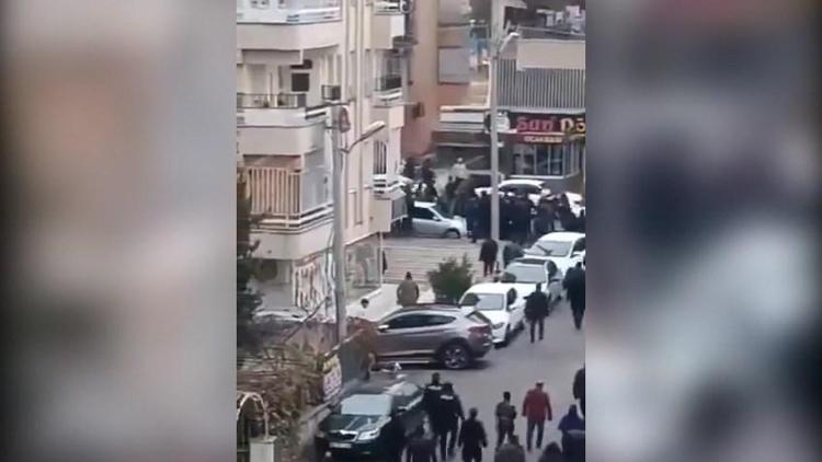 Taziye evinde çıkıp sokağa taşan bıçaklı kavga kamerada; 2 yaralı