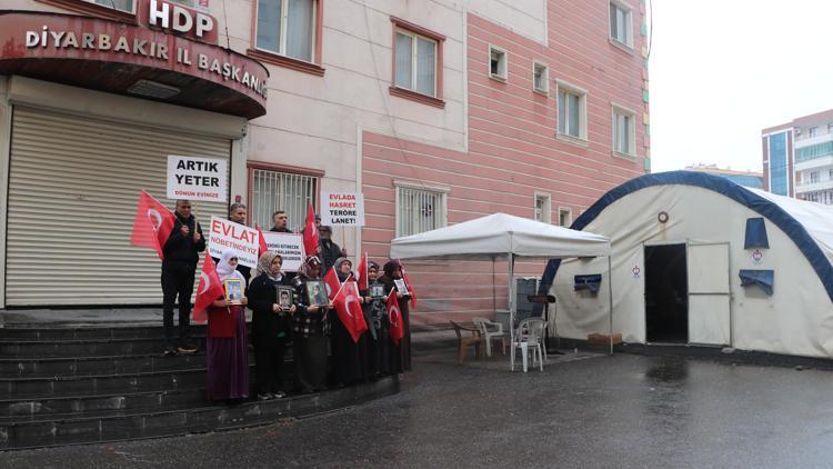 Dağa kaçırılan oğlu için nöbet tutan anne: Ciğerimi benden söküp götürdüler