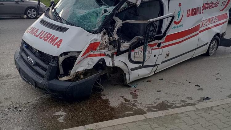 TIR ile ambulans çarpıştı; 1 yaralı