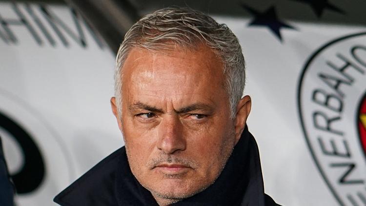 Fenerbahçeden Mourinho açıklaması: Geçmiş olsun dileklerimizi iletiyoruz