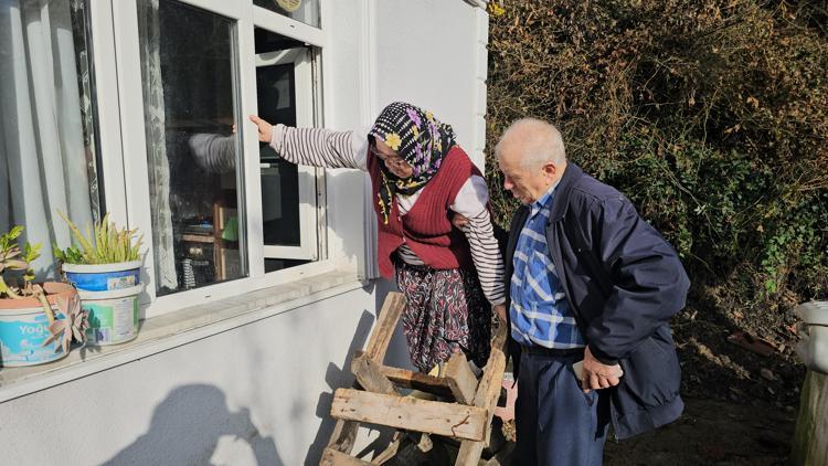 Heyelan nedeniyle girişi kapanan eve pencereden giriyorlar