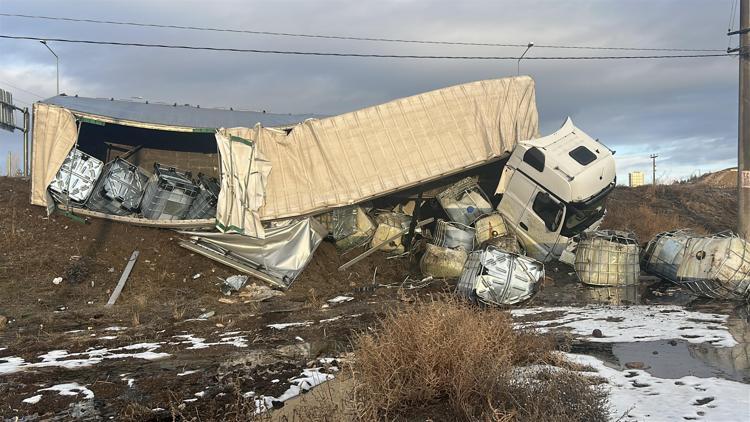 Sivasta buz tutan yollarda araçlar devrildi