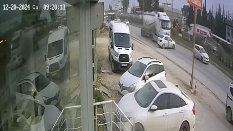 TIR, çarptığı otomobili 150 metre sürükledi; o anlar kamerada