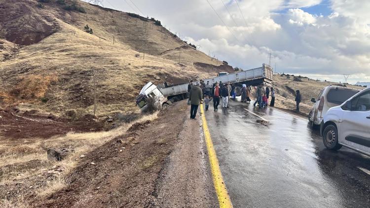 Siirt’te TIR yoldan çıktı, trafik aksadı