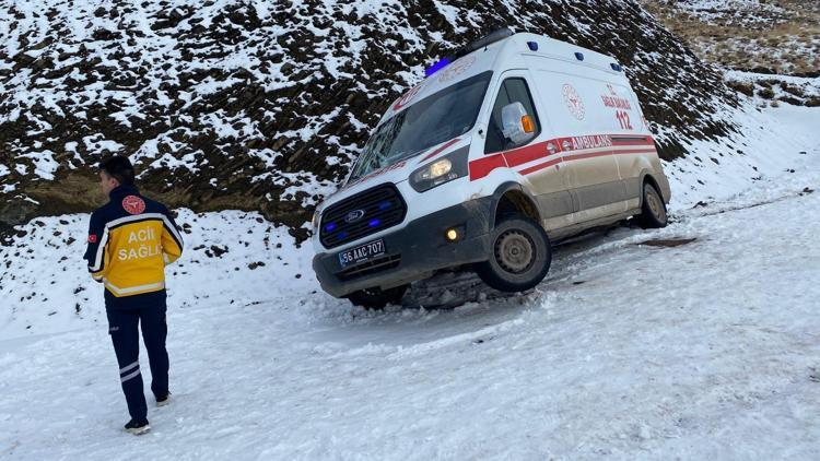 Siirt’te kara saplanan ambulans kurtarılıp hastaya ulaştırıldı