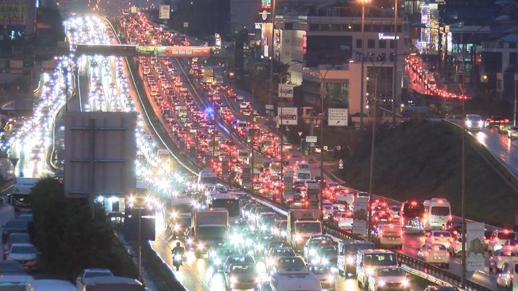 İstanbul - İstanbulda trafik yoğunluğu yüzde 89’a ulaştı