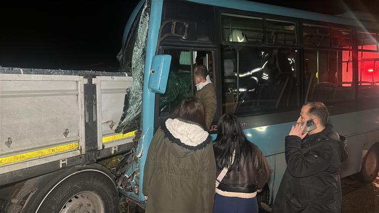 Halk otobüsü park halindeki TIR ile otomobile çarptı: 1 yaralı