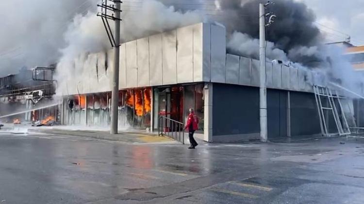 Tarsusta 2 market şubesi yandı