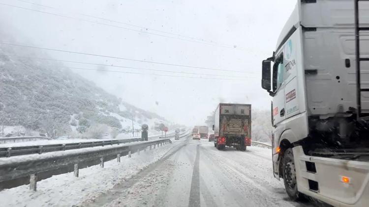 Burdurda kar yağışı ulaşımı aksattı