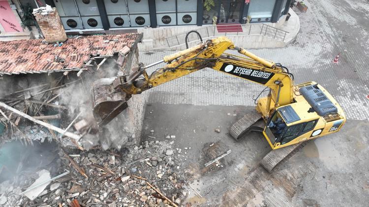 Beyşehirdeki metruk yapılar belediye tarafından yıkılıyor