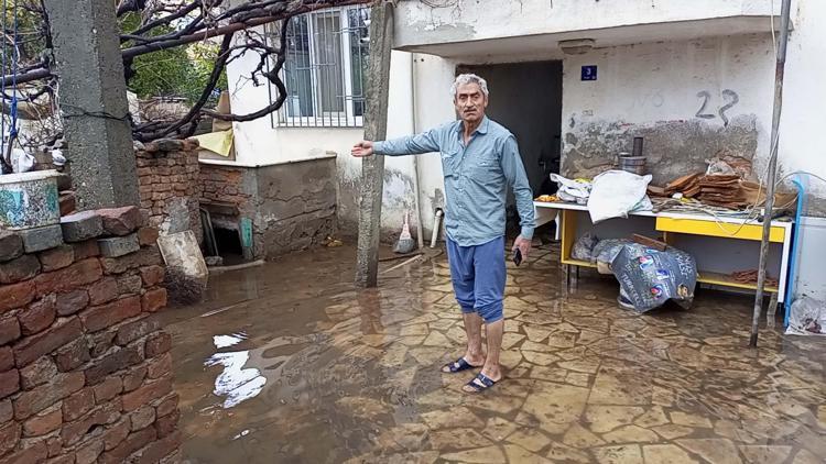 Nazillide sağanak; su basan bodrum kattaki aileyi ekipler kurtardı