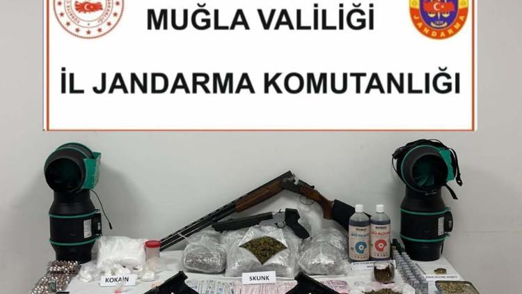 Fethiyede uyuşturucu ve silah kaçakçılığına 2 tutuklama