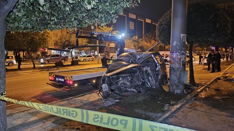 Adanada hafif ticari araç, reklam toteminin direğine çarptı: 1 ölü, 1 yaralı