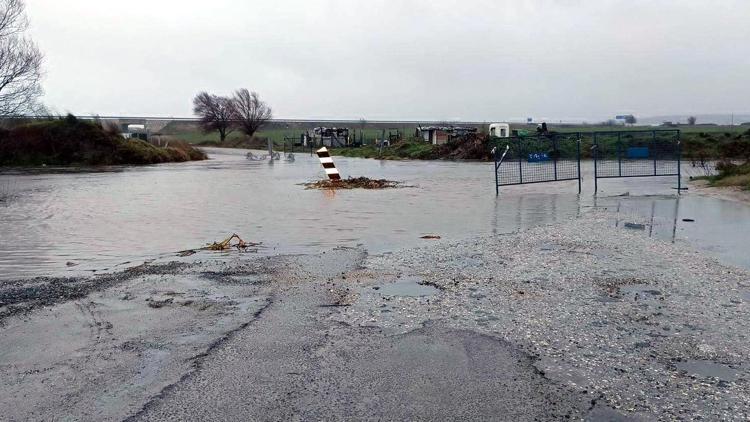 Tekirdağda sağanak; dere taştı, köprü sular altında kalınca yol kapatıldı