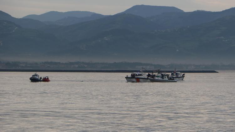 Kayıp balıkçıların teknesi 1 kilometre açıkta bulundu