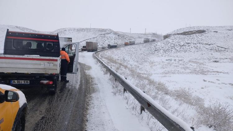 Vanda kar yağışı; Bahçesaray kara yolu trafiğe kapatıldı